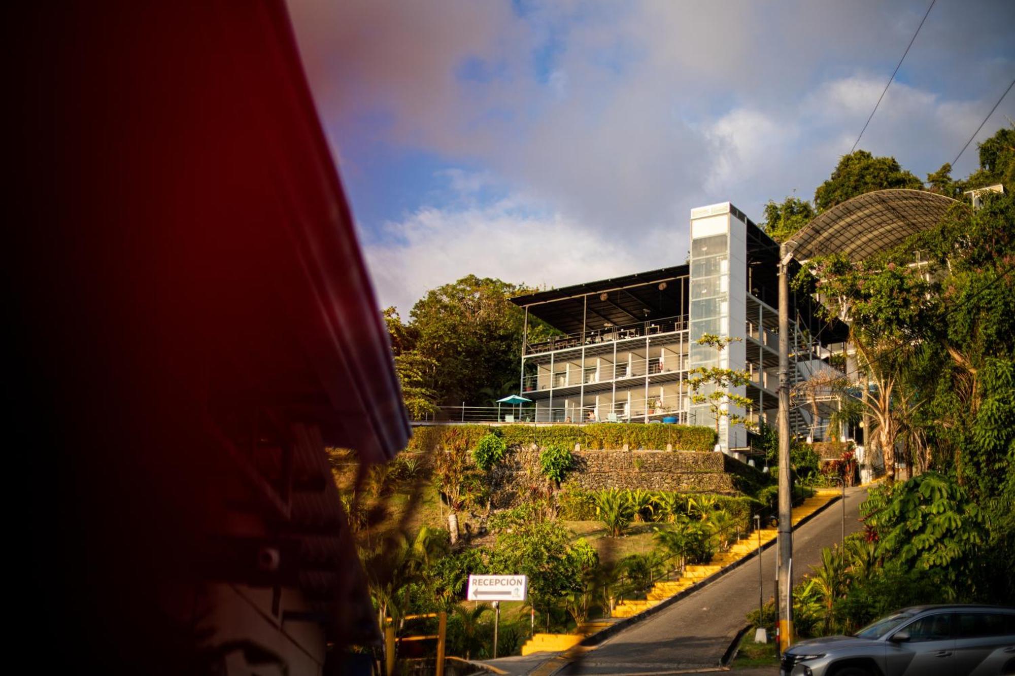 El Faro Containers Beach Hotel 曼努埃尔安东尼奥 外观 照片